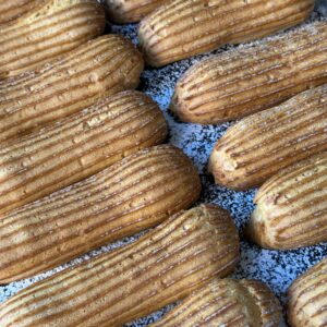 6 tuoreena leivottu täyttämätön éclairia